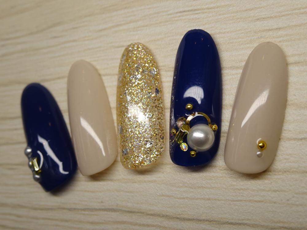 ネイルサロンぽりっしゅ、施術サンプルネイルサンプル（ブルー・ベージュ・ゴールドラメ）の写真2